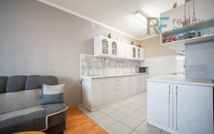 PREDAJ 1,5 izbový: pražský typ bytu s logiou