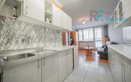 PREDAJ 1,5 izbový: pražský typ bytu s logiou