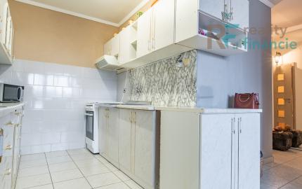 PREDAJ 1,5 izbový: pražský typ bytu s logiou