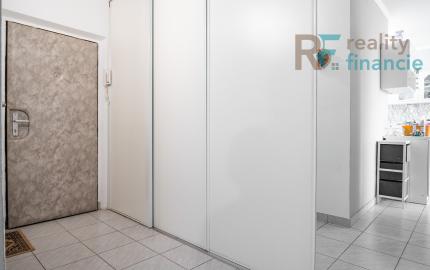 PREDAJ 1,5 izbový: pražský typ bytu s logiou