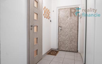 PREDAJ 1,5 izbový: pražský typ bytu s logiou