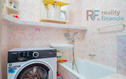 PREDAJ 1,5 izbový: pražský typ bytu s logiou