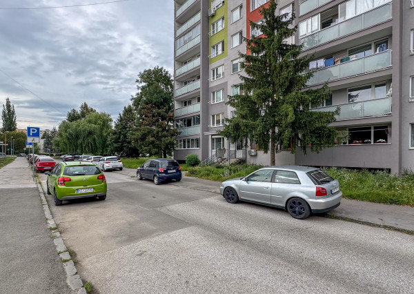 REZERVOVAÝ 3,5 i byt Poludníková