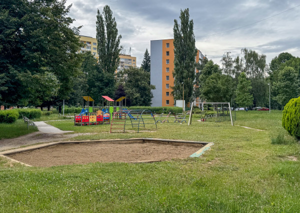 REZERVOVAÝ 3,5 i byt Poludníková