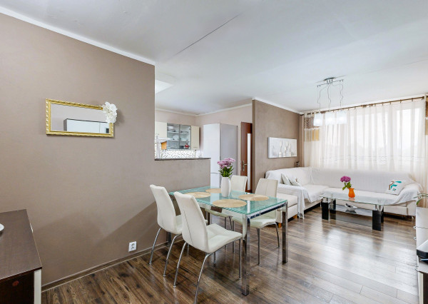 REZERVOVAÝ 3,5 i byt Poludníková