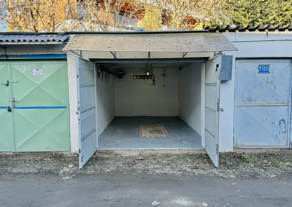 Garáž s montážnou jamou - Vodárenská ul.