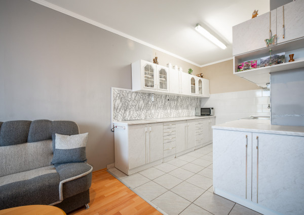 PREDAJ 1,5 izbový: pražský typ bytu s logiou