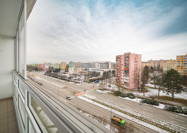 PREDAJ 1,5 izbový: pražský typ bytu s logiou