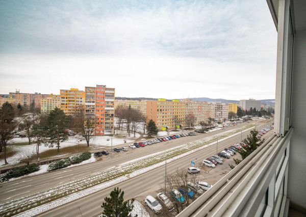 PREDAJ 1,5 izbový: pražský typ bytu s logiou