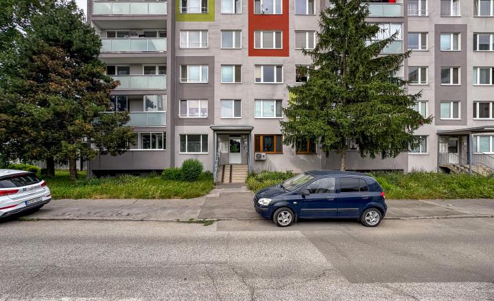 REZERVOVAÝ 3,5 i byt Poludníková - fotografia 9