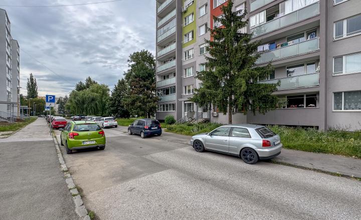 REZERVOVAÝ 3,5 i byt Poludníková - fotografia 10